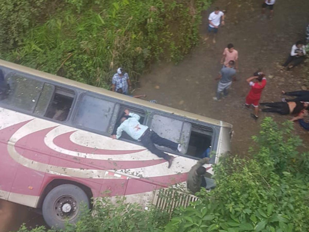 Fatal accidente deja muertos y varios heridos en carretera a Olancho