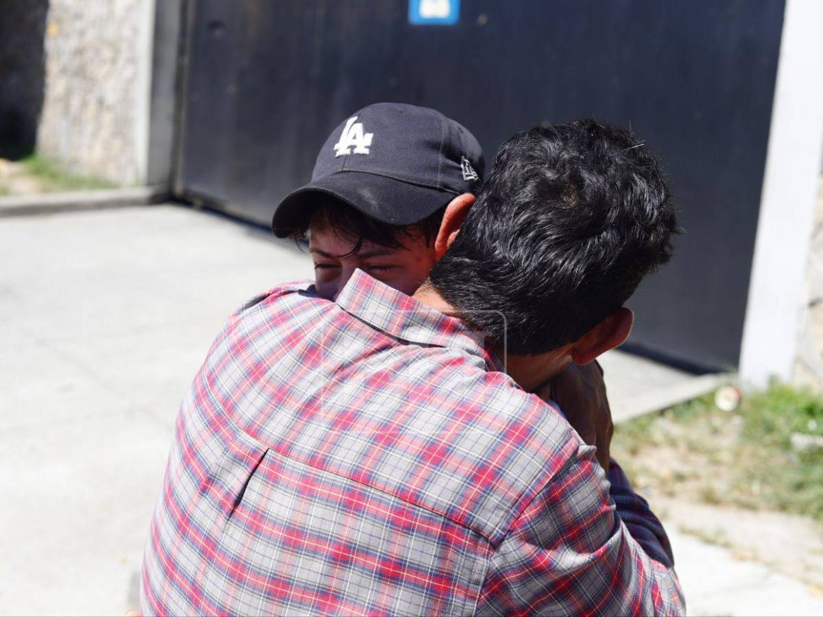 Entre lágrimas y abrazos, esperan restos de los seis fallecidos en incendio en SPS