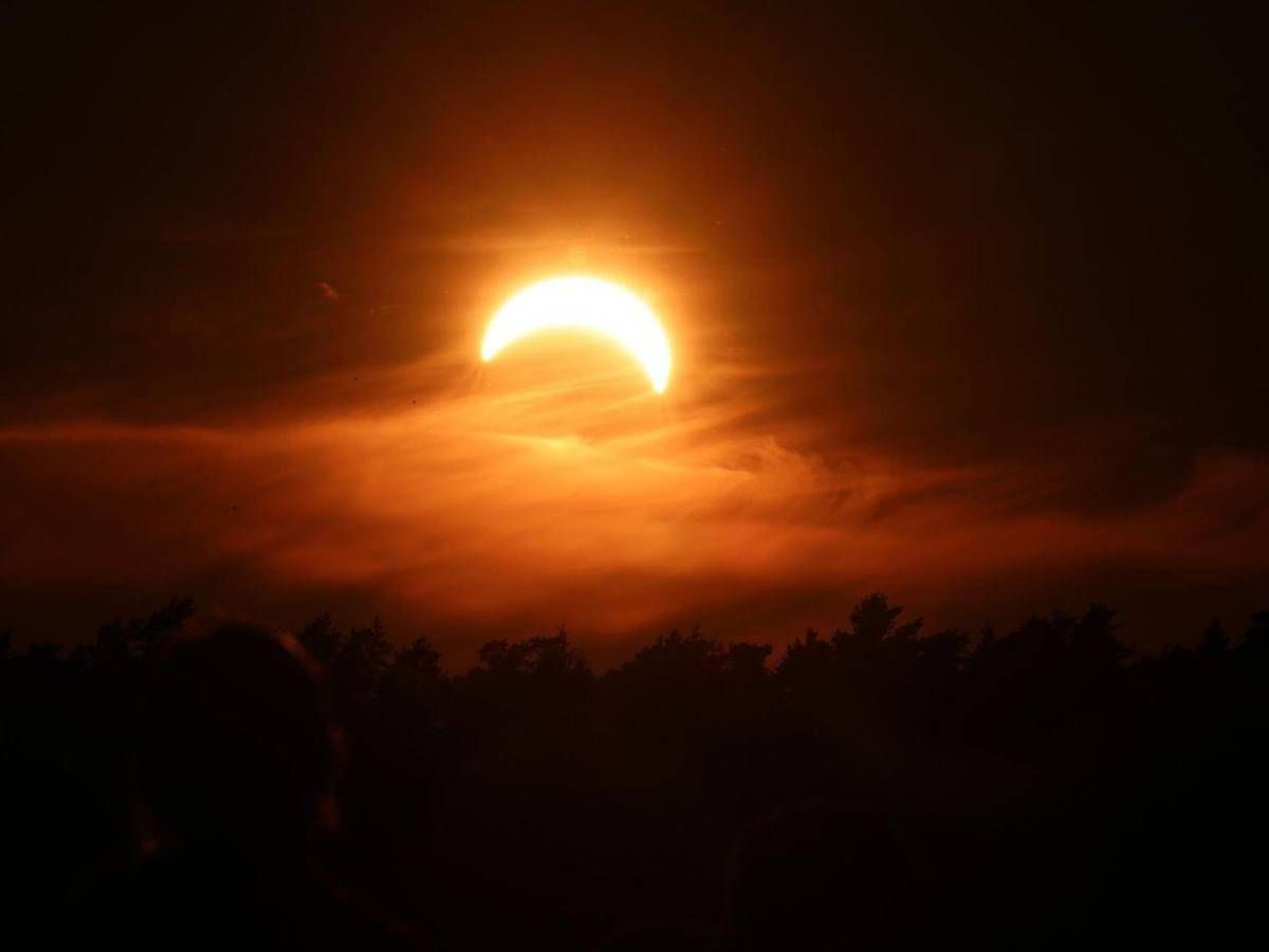 En fotos: el cielo de Portugal se oscurece y deja ver el espectáculo del eclipse solar