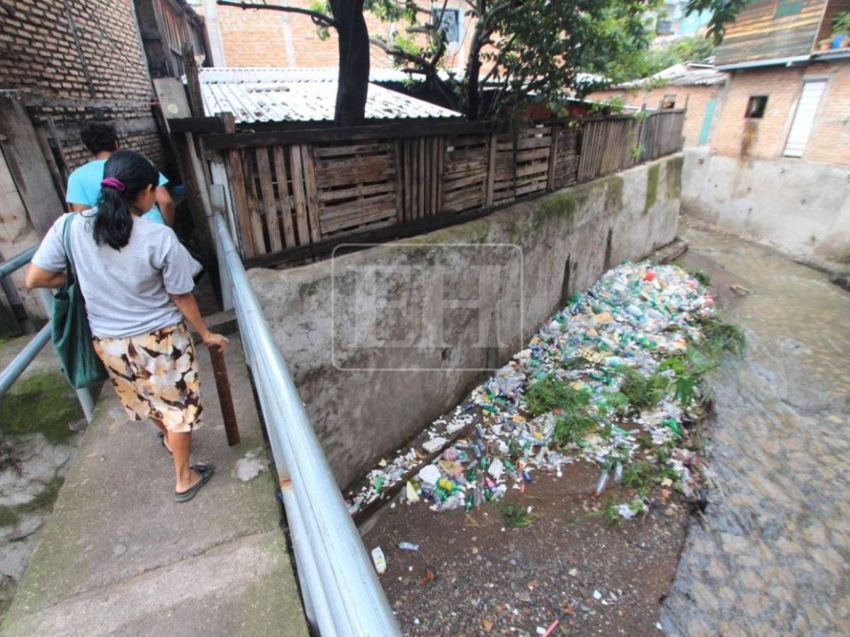 Basura en quebrada El Sapo aumenta riesgo de inundaciones en la 3 de Mayo