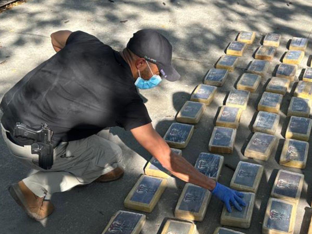 Más de 80 paquetes de supuesta cocaína: así los descubrieron ocultos en un pickup