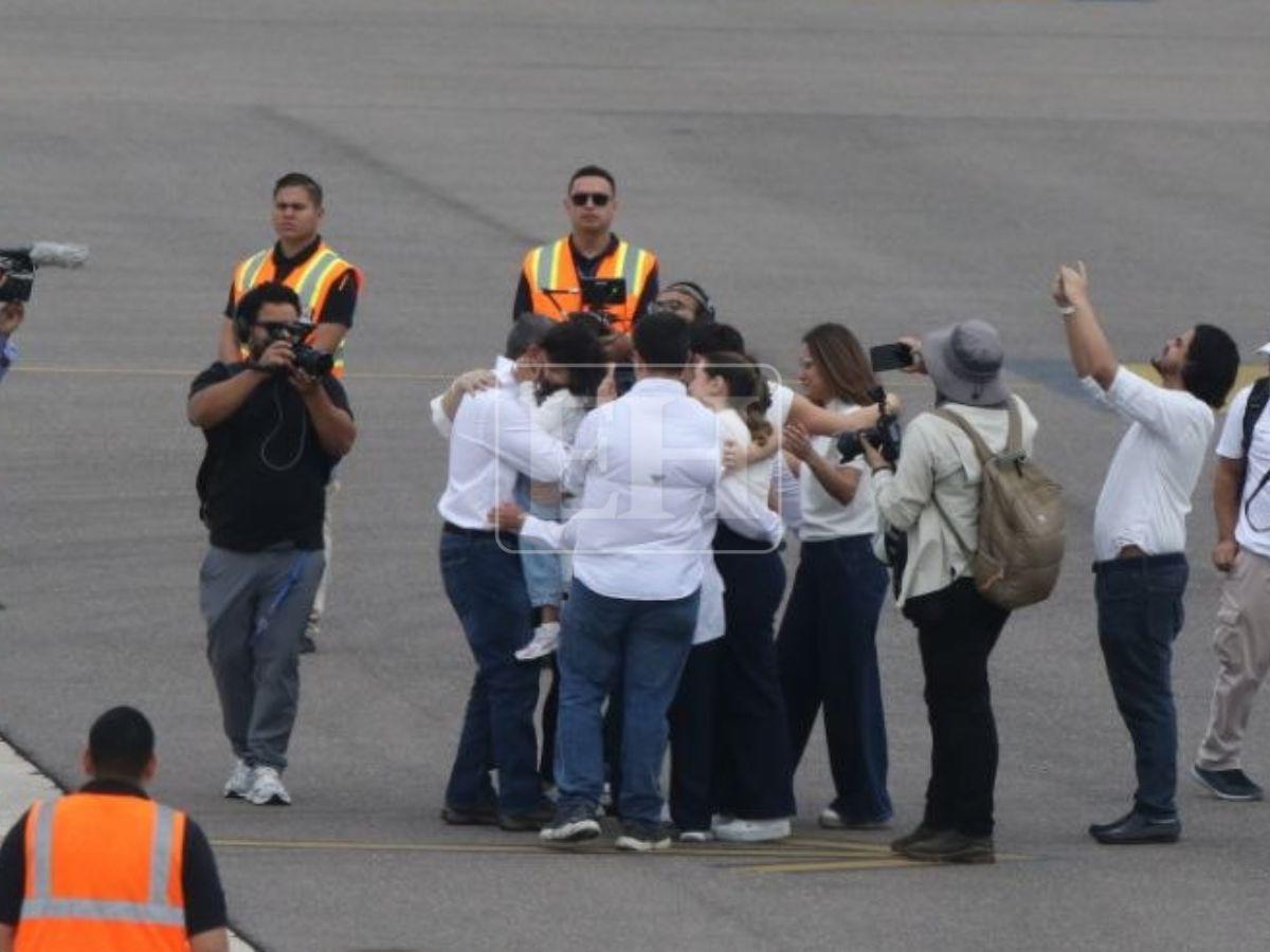 Momento en que Juan Orlando Hernández bajó del avión en Honduras y abrazó a su familia