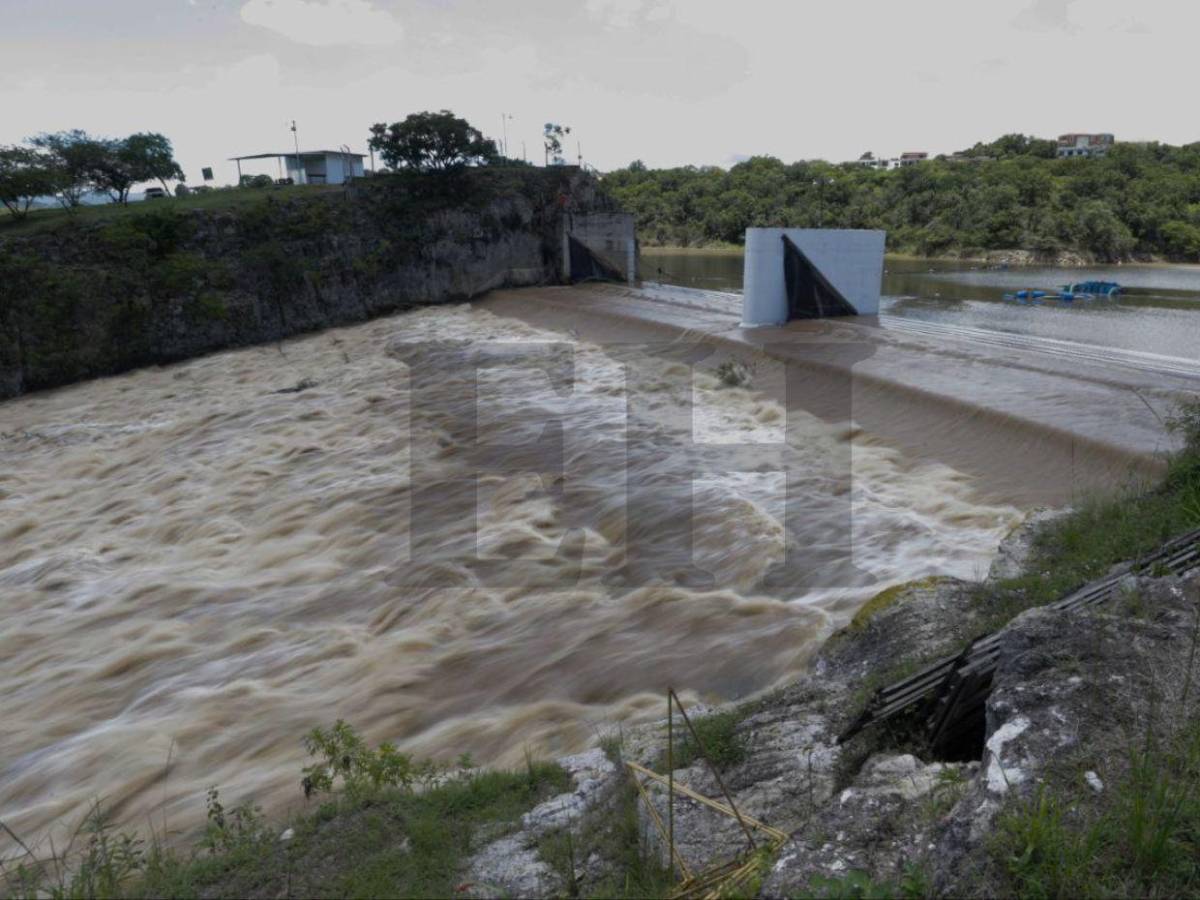 Recientes lluvias abastecen la represa Los Laureles de la capital y provocan inundaciones