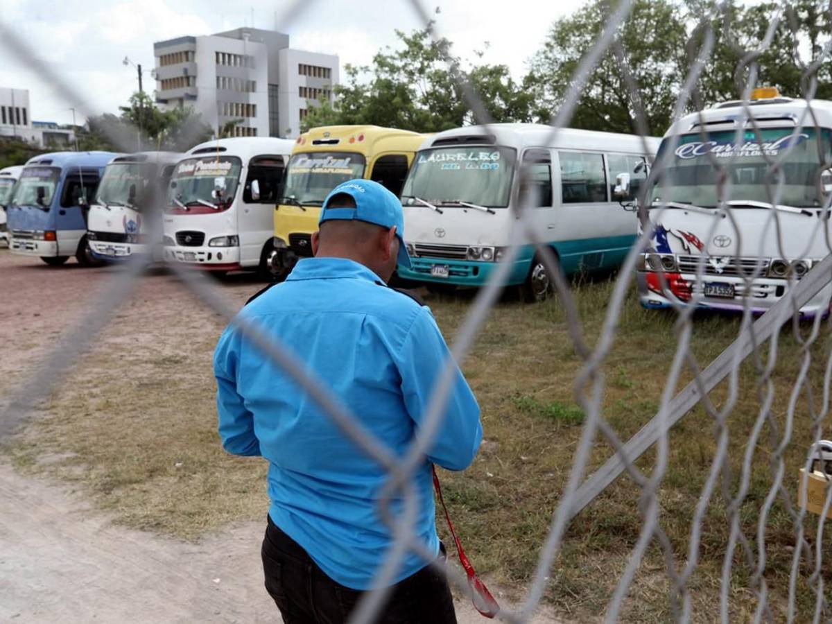 Buses siguen retenidos por IHTT a un día de caminata de iglesias en Tegucigalpa