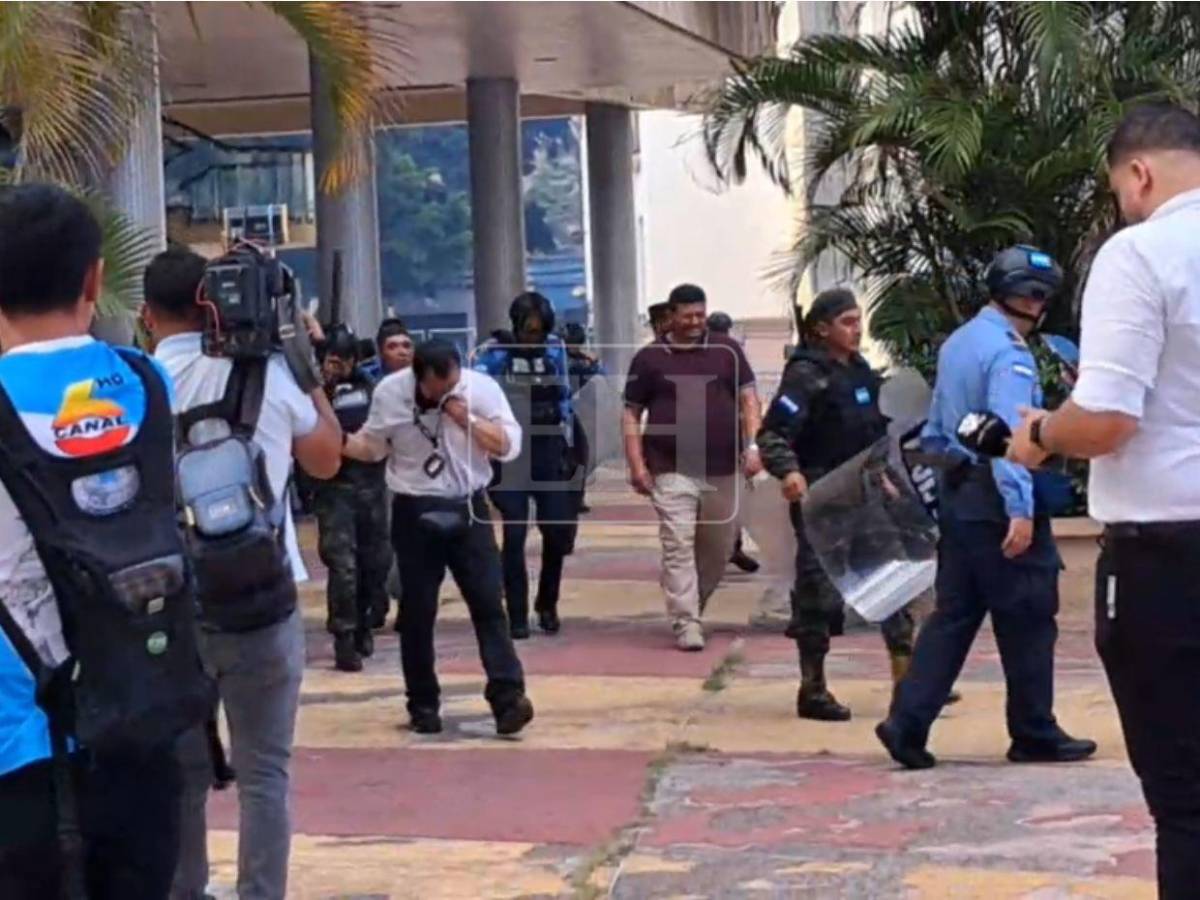 Gas lacrimógeno y piedras: distubios frente al CN tras protesta de estudiantes de la UNAH
