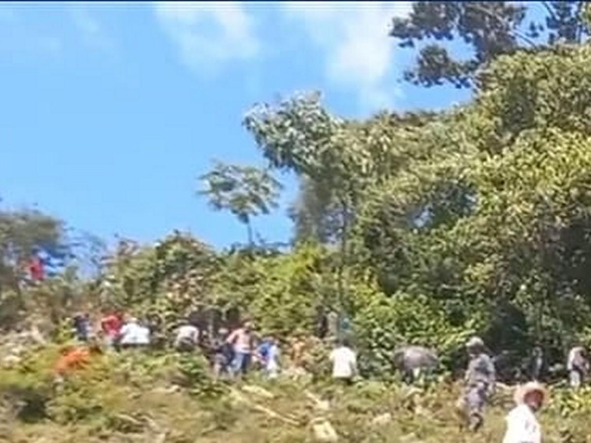 El automotor cayó desde el camino y rodó colina abajo hasta detenerse llantas arriba.