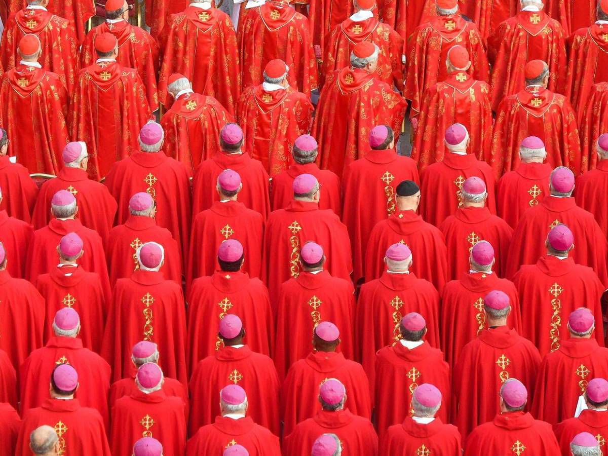 Entre rituales, alianzas y toque de queda, llegan los cardenales a Roma