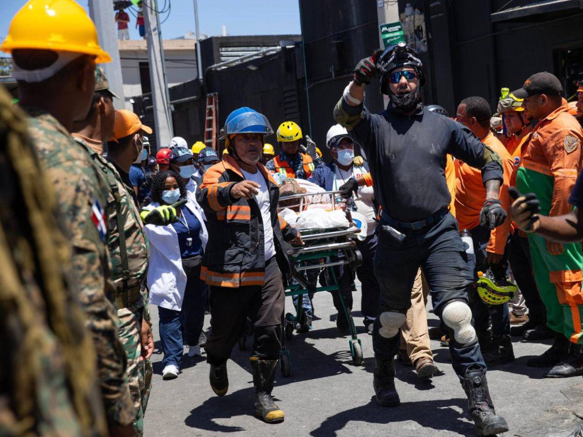 A contrarreloj buscan víctimas del accidente en discoteca de República Dominicana