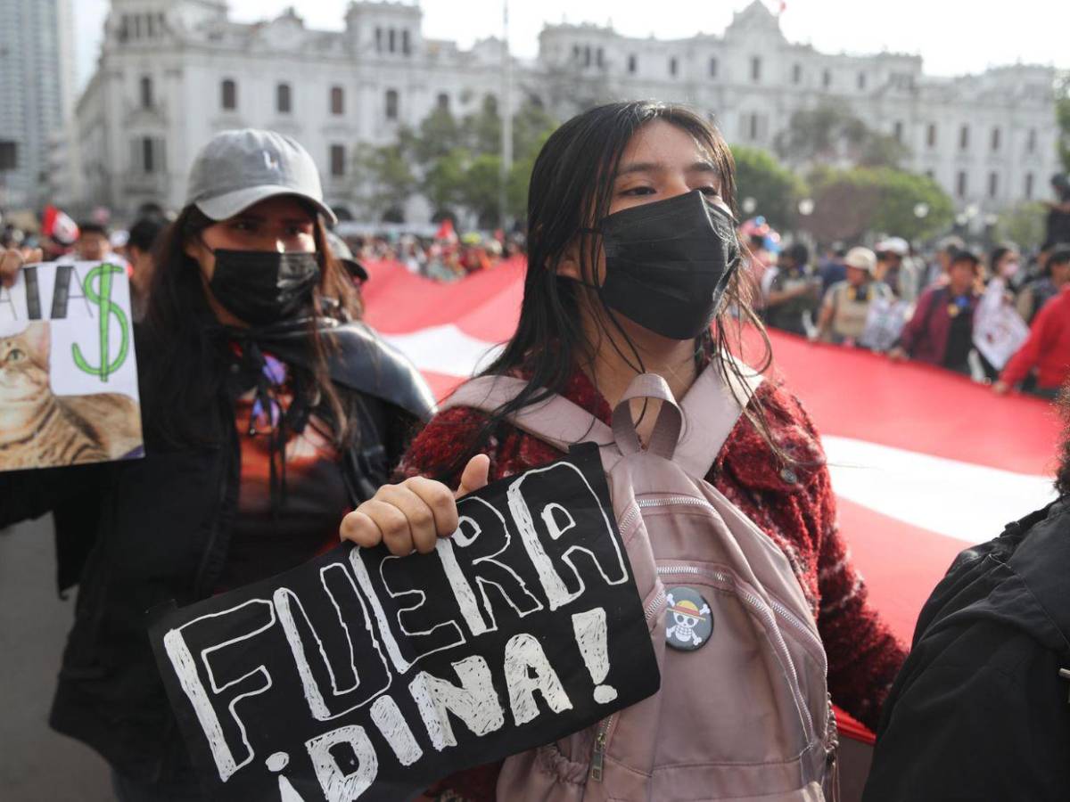 Jóvenes peruanos y colectivos sociales marcharon en Lima contra el gobierno de Dina Boluarte