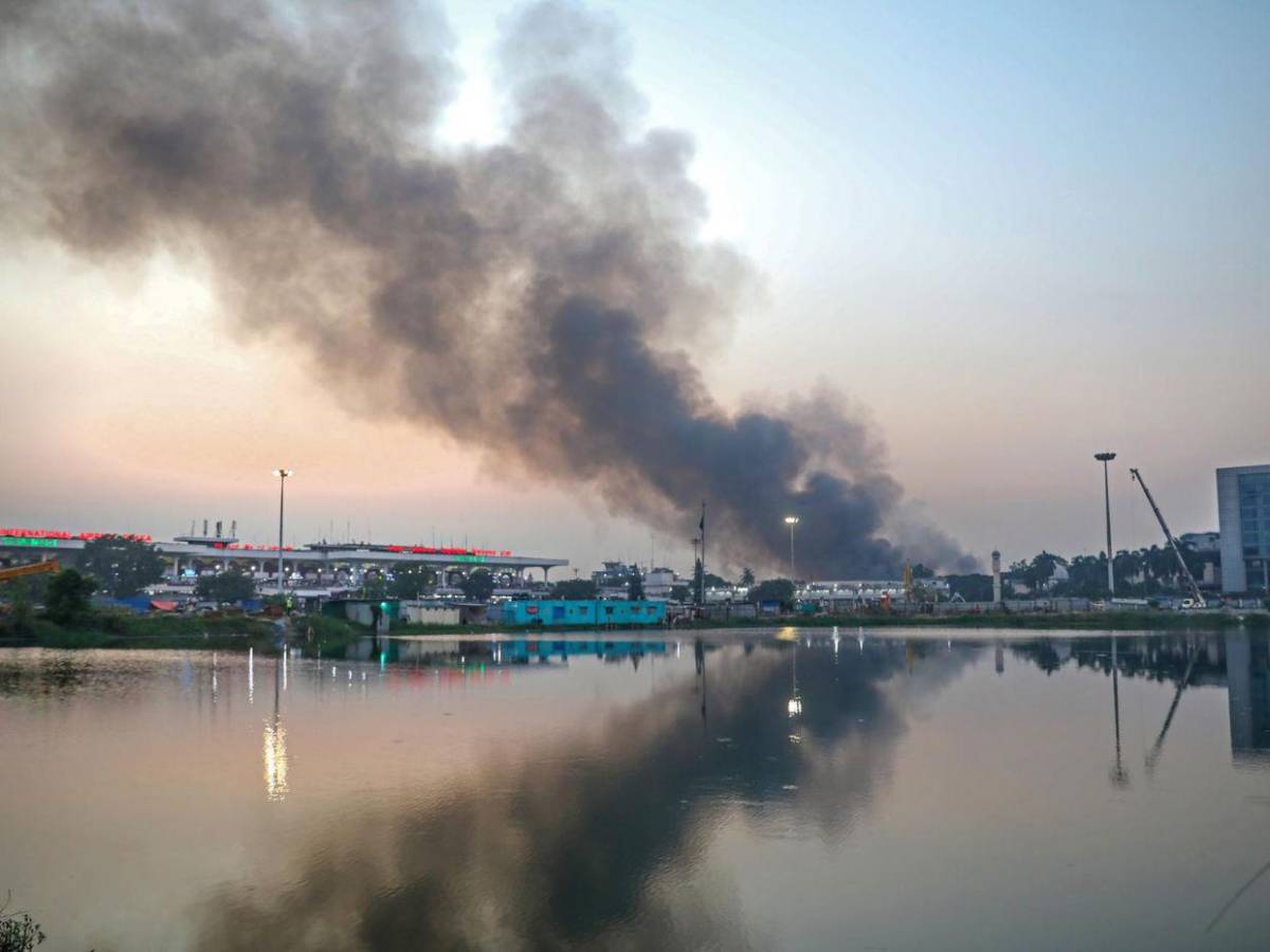 Sin vuelos por varias horas: incendio en aeropuerto de Bangladesh genera caos aéreo
