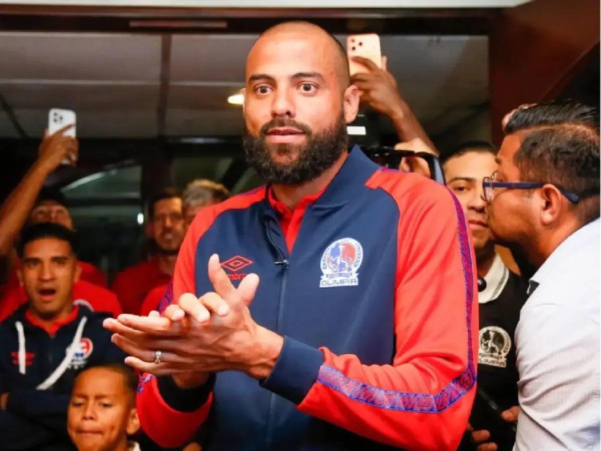 Alex López sorprende al salir a la defensa de Edrick Menjívar tras ataque de Denovan Torres