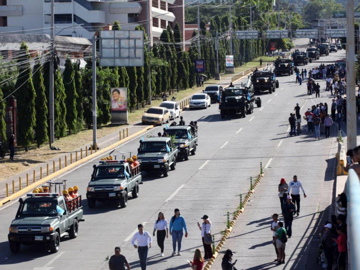 En medio de tensión política, FF AA realiza desfile militar para conmemorar bicentenario del Ejército
