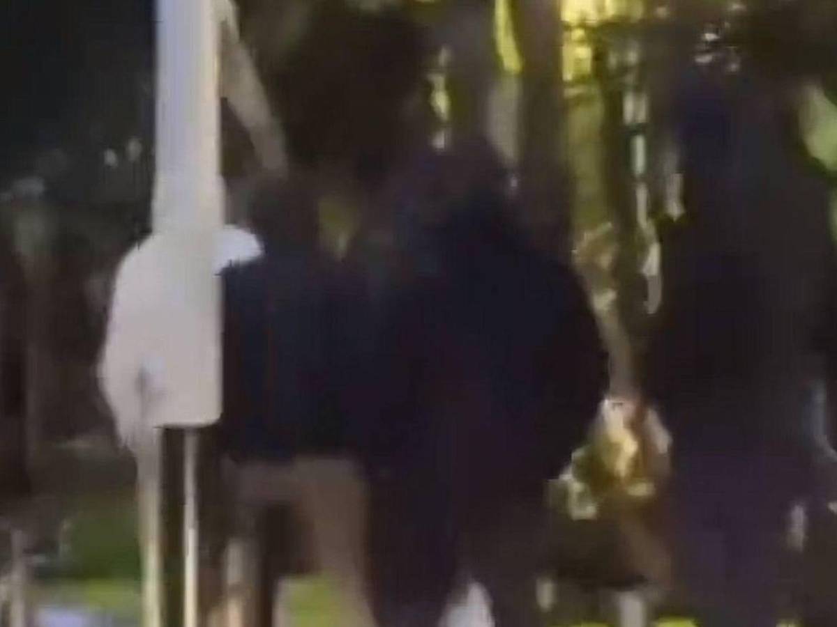 Fanáticos persiguen a Piqué y Clara Chía con canción de Shakira tras negarles una foto