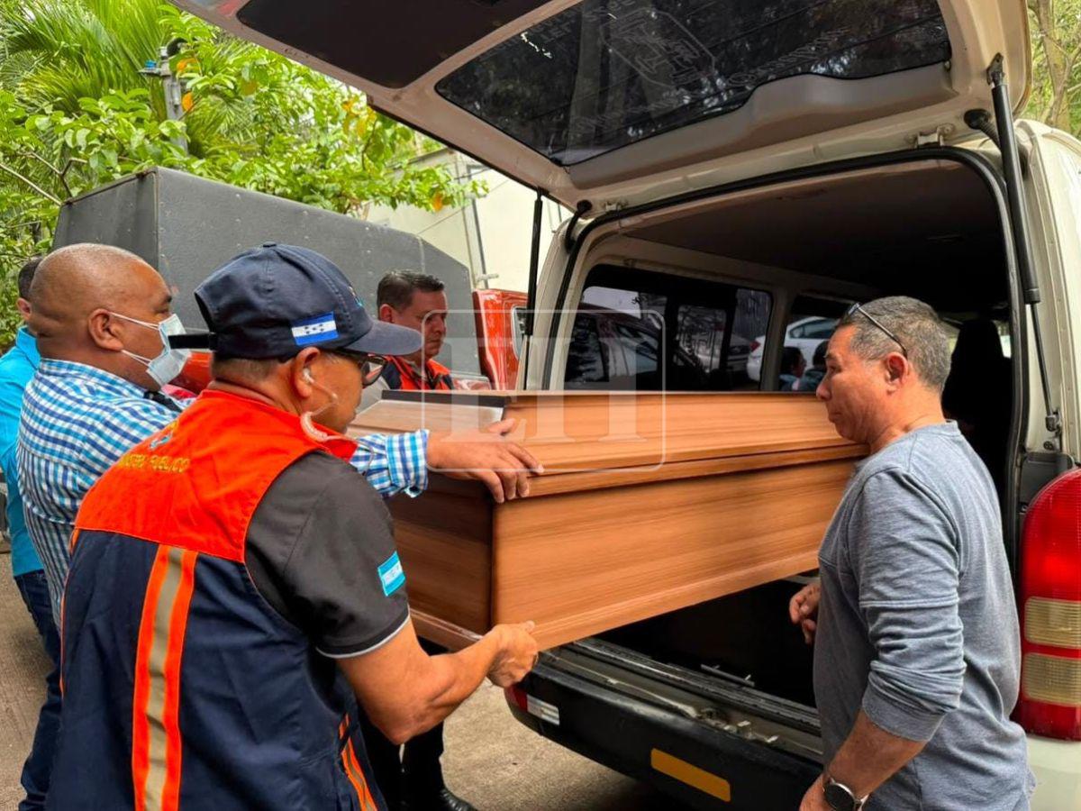 Momento en que retiran de la morgue el cuerpo de Wualys Fuentes tras practicarle la autopsia