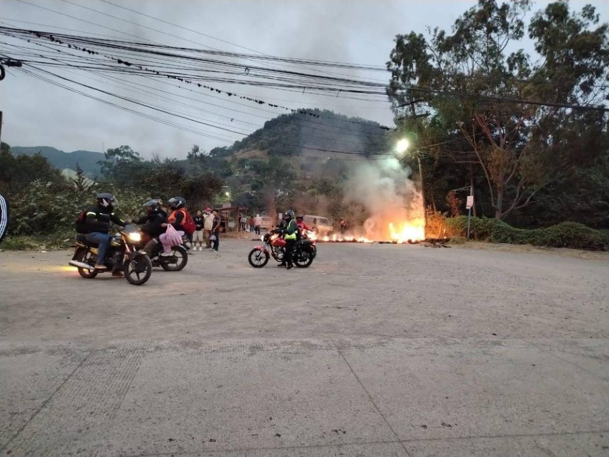 Él ganó: imágenes de caótica protesta de colectivos de Libre en la salida a Olancho