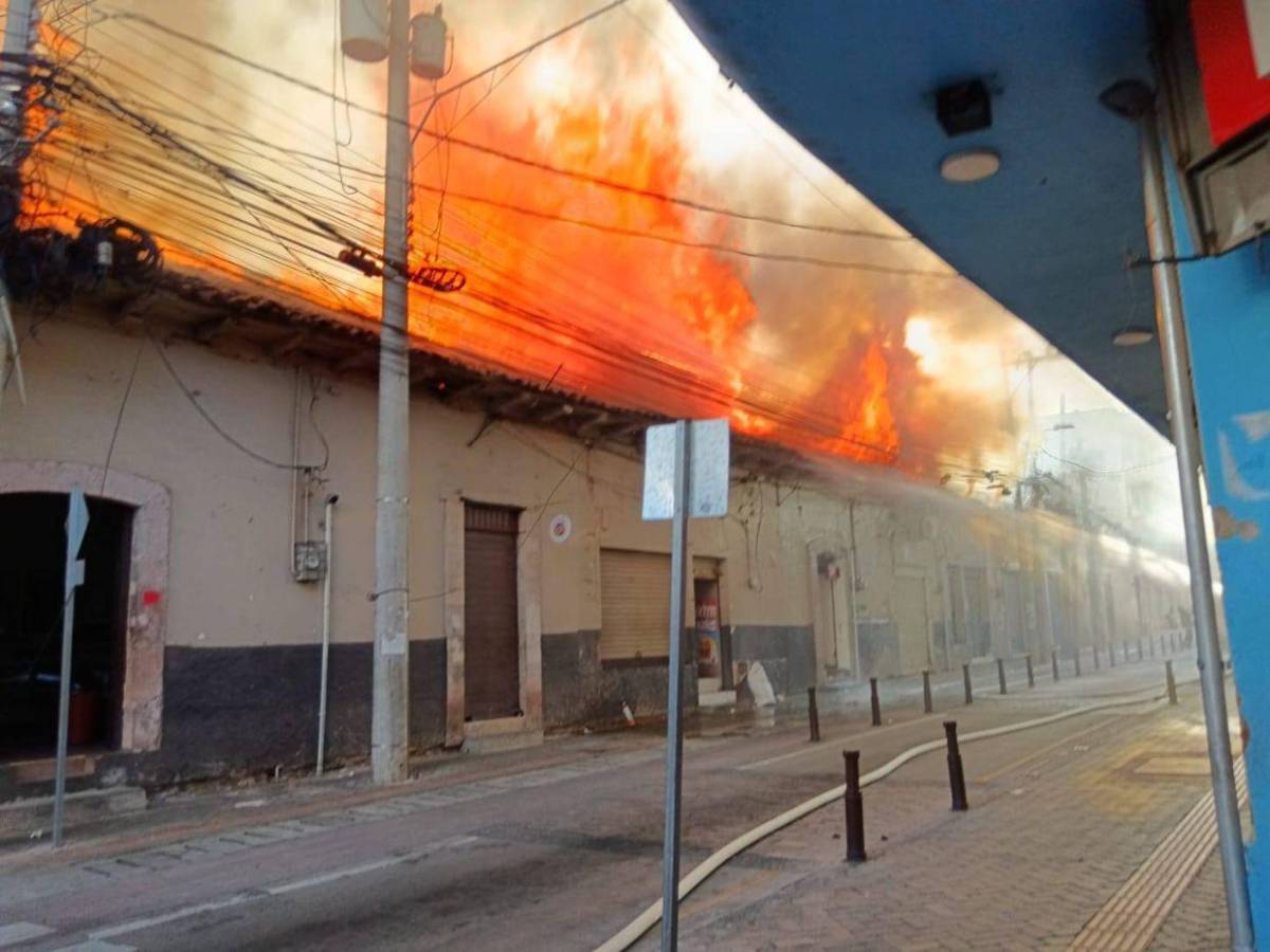 Infernales llamas y pérdidas materiales: primeras imágenes del incendio en el centro de la capital