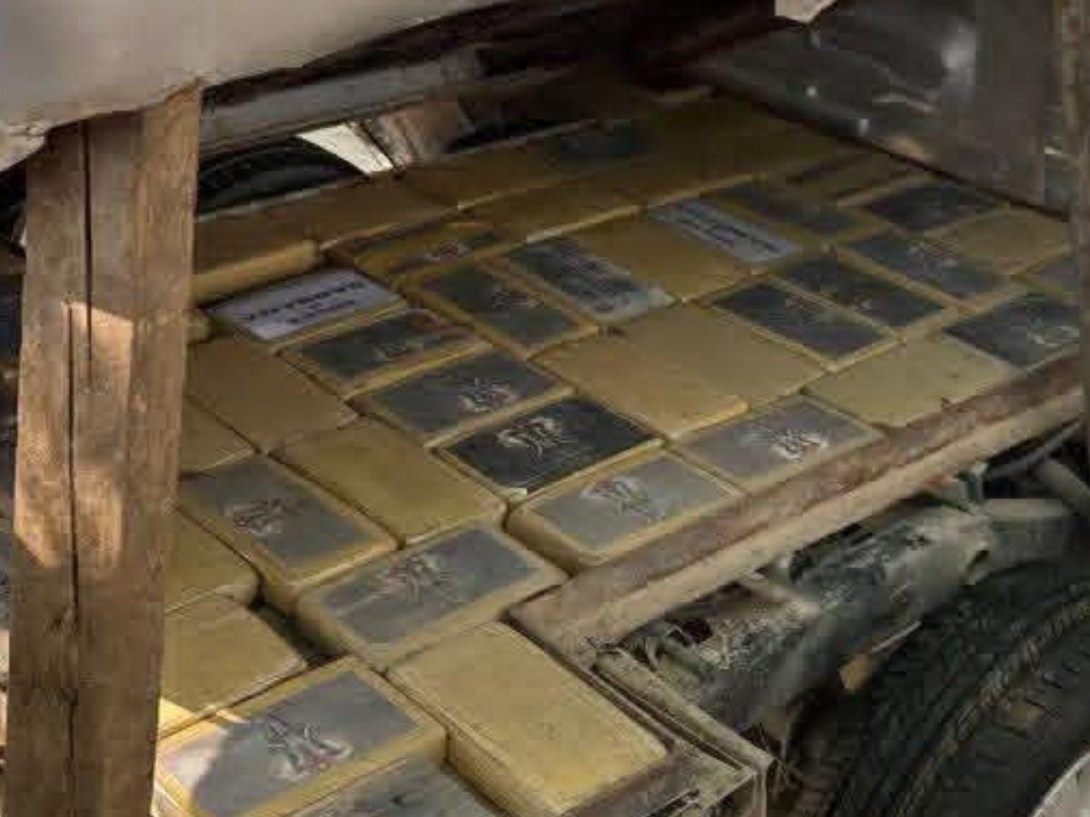 Más de 80 paquetes de supuesta cocaína: así los descubrieron ocultos en un pickup