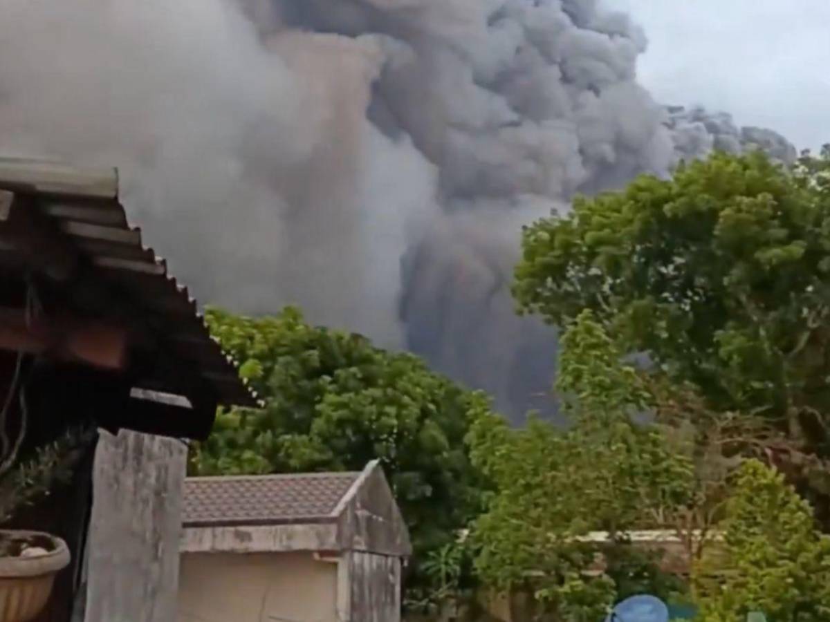Imágenes de la actividad del volcán Mayón: Evacuan a 1,500 familias en Filipinas