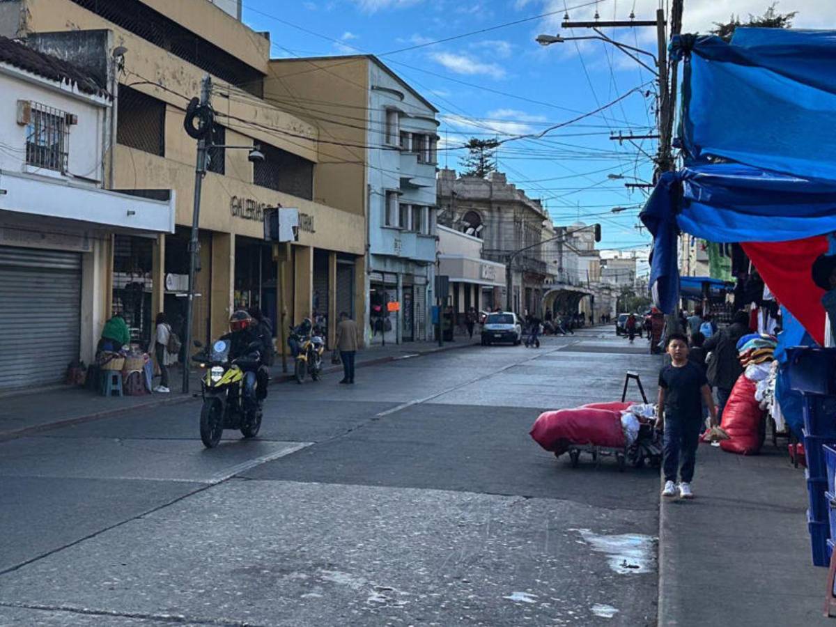 Guatemala vive su primer día en estado de sitio y honra a nueve policías caídos