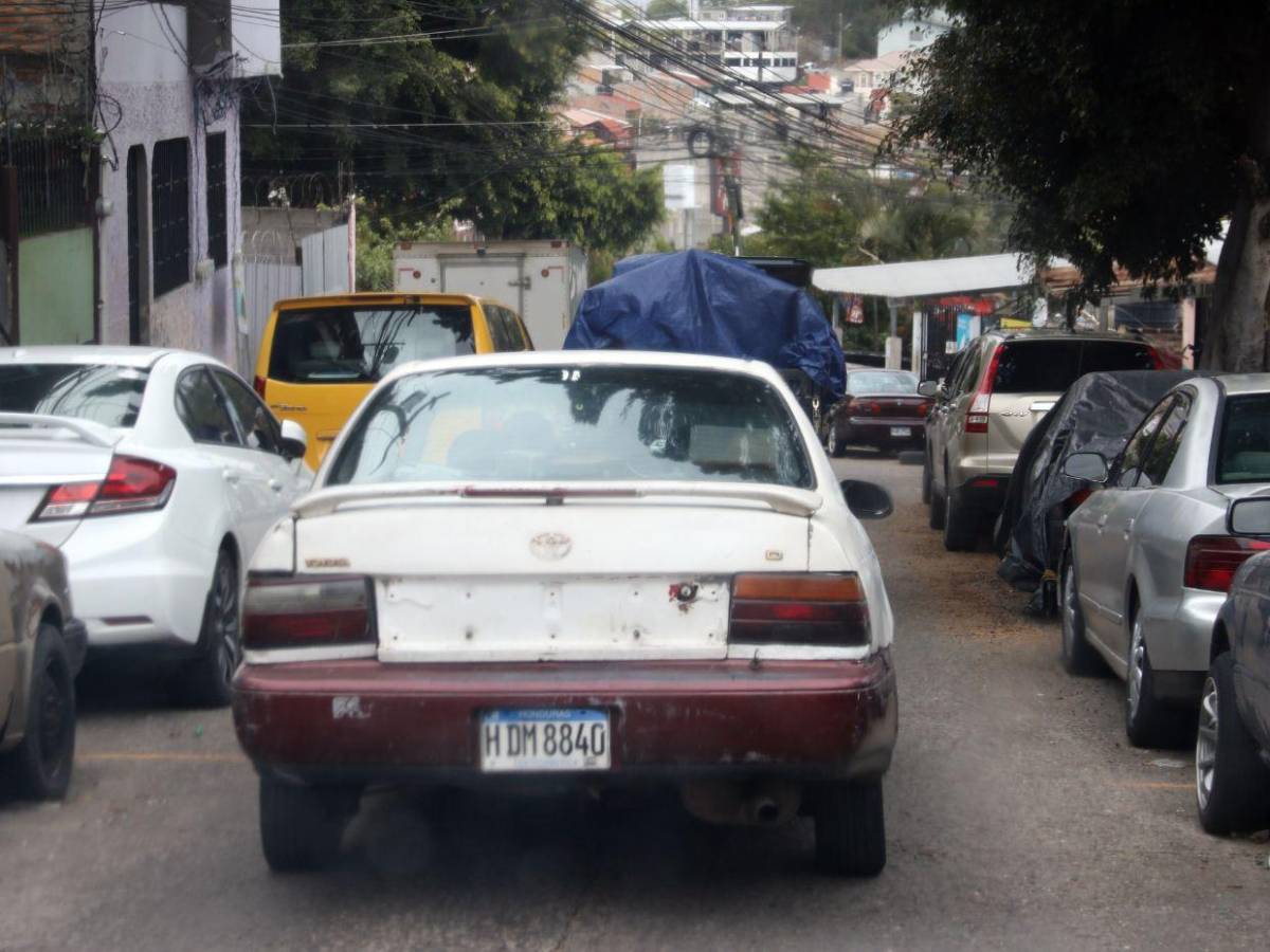 Vehículos mal estacionados colapsan el acceso a la colonia Centroamérica Oeste