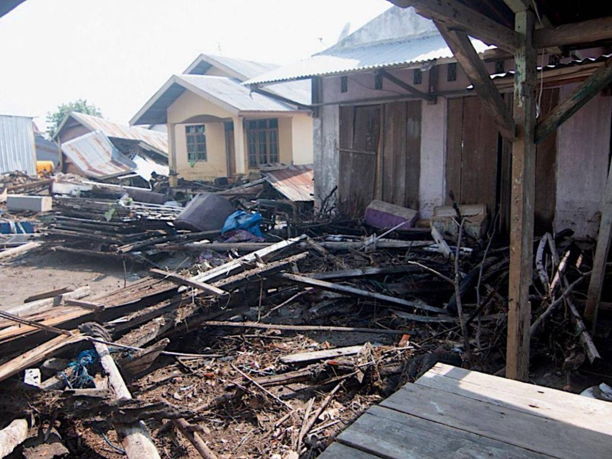 Las impactantes imágenes del terremoto de 7.7 grados que azotó Indonesia