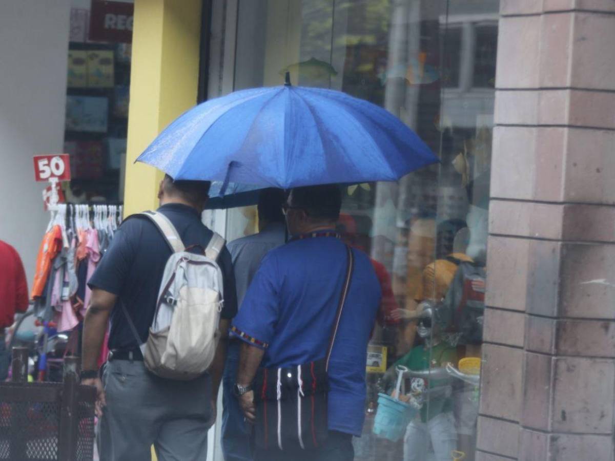 Con lluvias, así amaneció la capital este martes por frente frío
