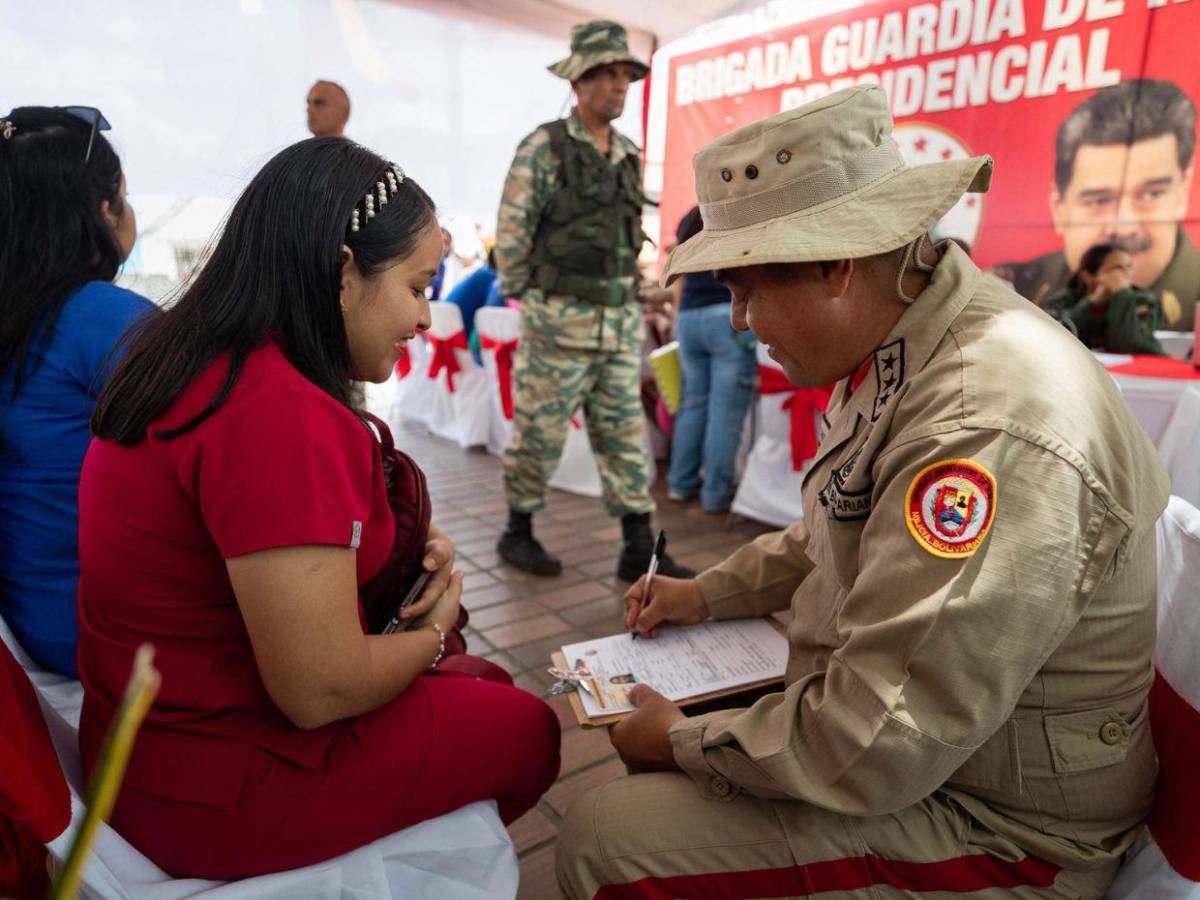 Chavistas acuden en Caracas a alistarse en la Milicia e instan a la población a sumarse