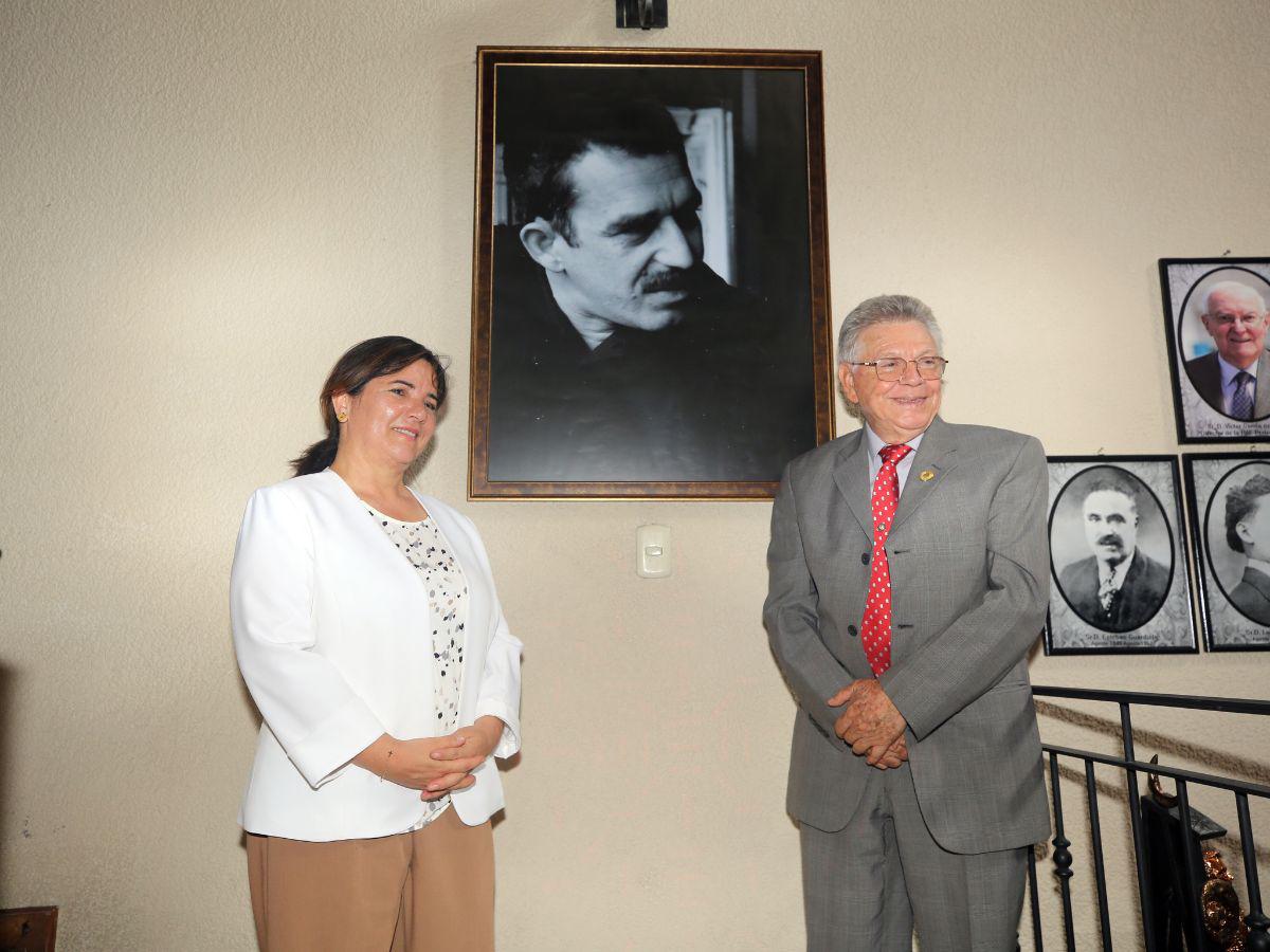 La embajadora de Colombia en Honduras, Lucía González Pinilla, y el director de la Academia Hondureña de la Lengua, Víctor Manuel Ramos Rivera. Entre ellos, la fotografía del Nobel García Márquez.
