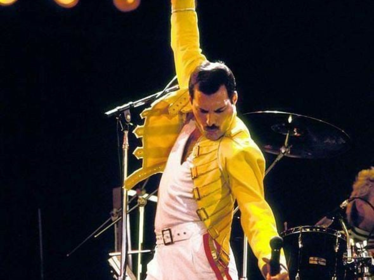 Desde una corona hasta su peine de bigote: Inicia la subastan de objetos personales de Freddie Mercury