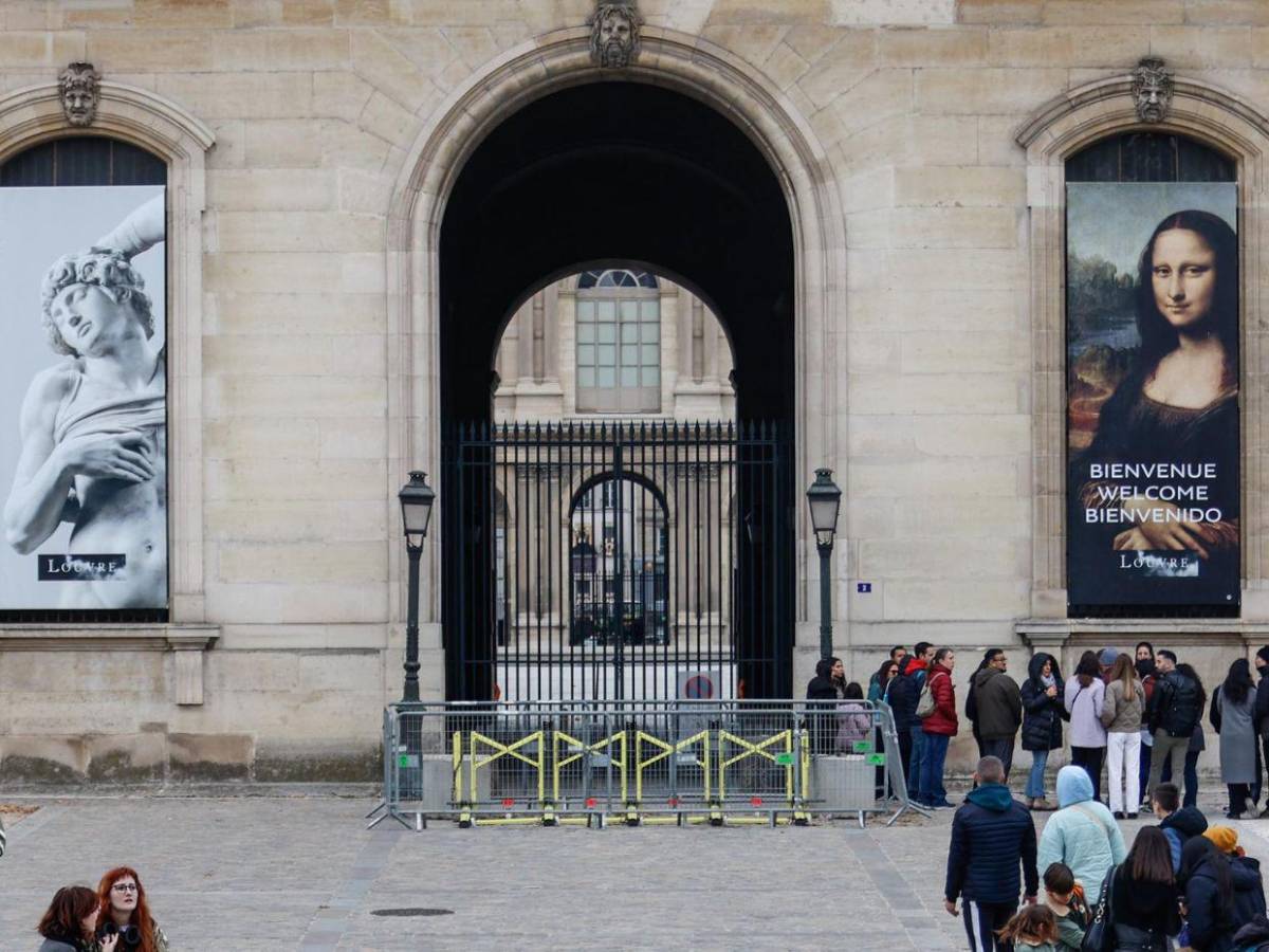 Cuatro ladrones y siete minutos: Lo que se sabe del robo de joyas de la corona francesa en el Louvre
