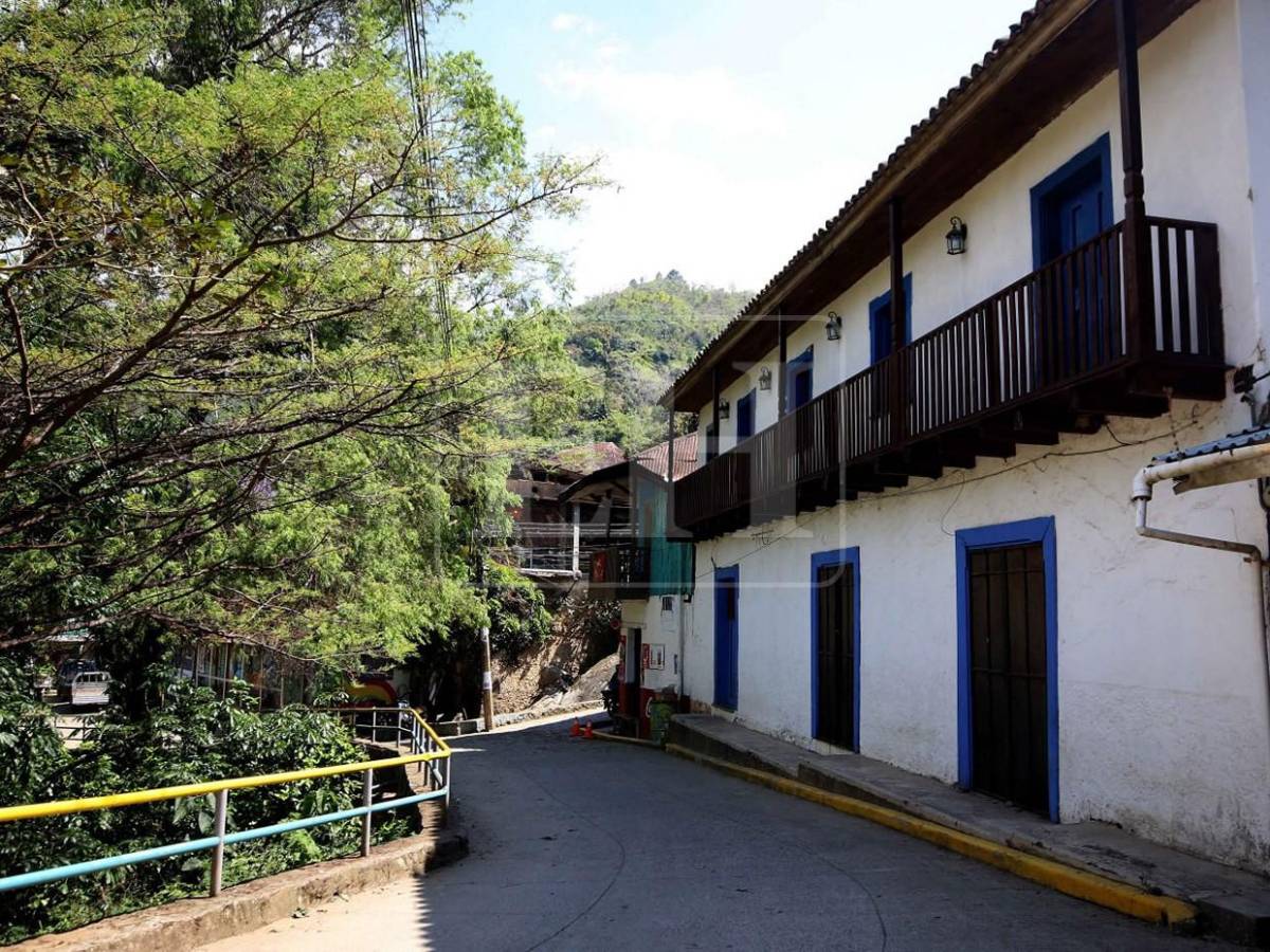 Calles de San Juancito, la aldea del Distrito Central donde el tiempo se detuvo