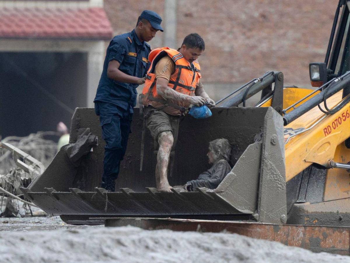 Mal tiempo y accesos afectados: se complica búsqueda de desaparecidos en China tras riada