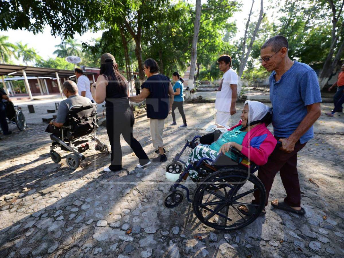 En silla de ruedas y bastones, personas de la tercera edad llegan a defender su voto