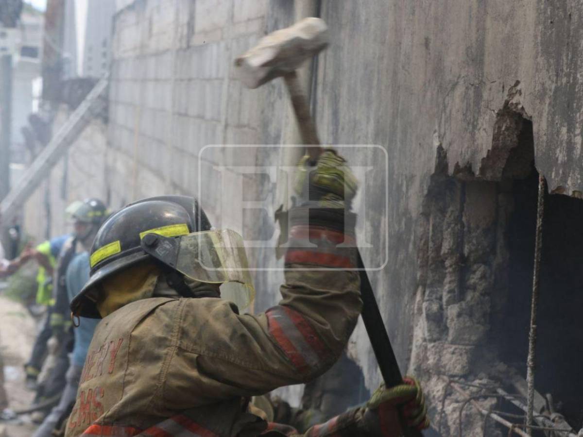 Rostros fatigados y seis horas sofocando las llamas: bomberos continúan con el rescate tras incendio