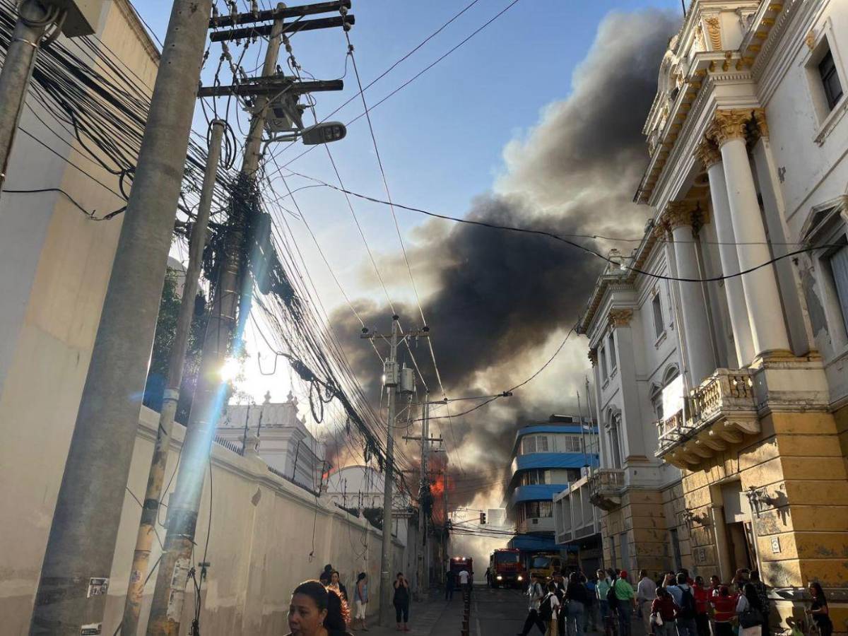 Infernales llamas y pérdidas materiales: primeras imágenes del incendio en el centro de la capital