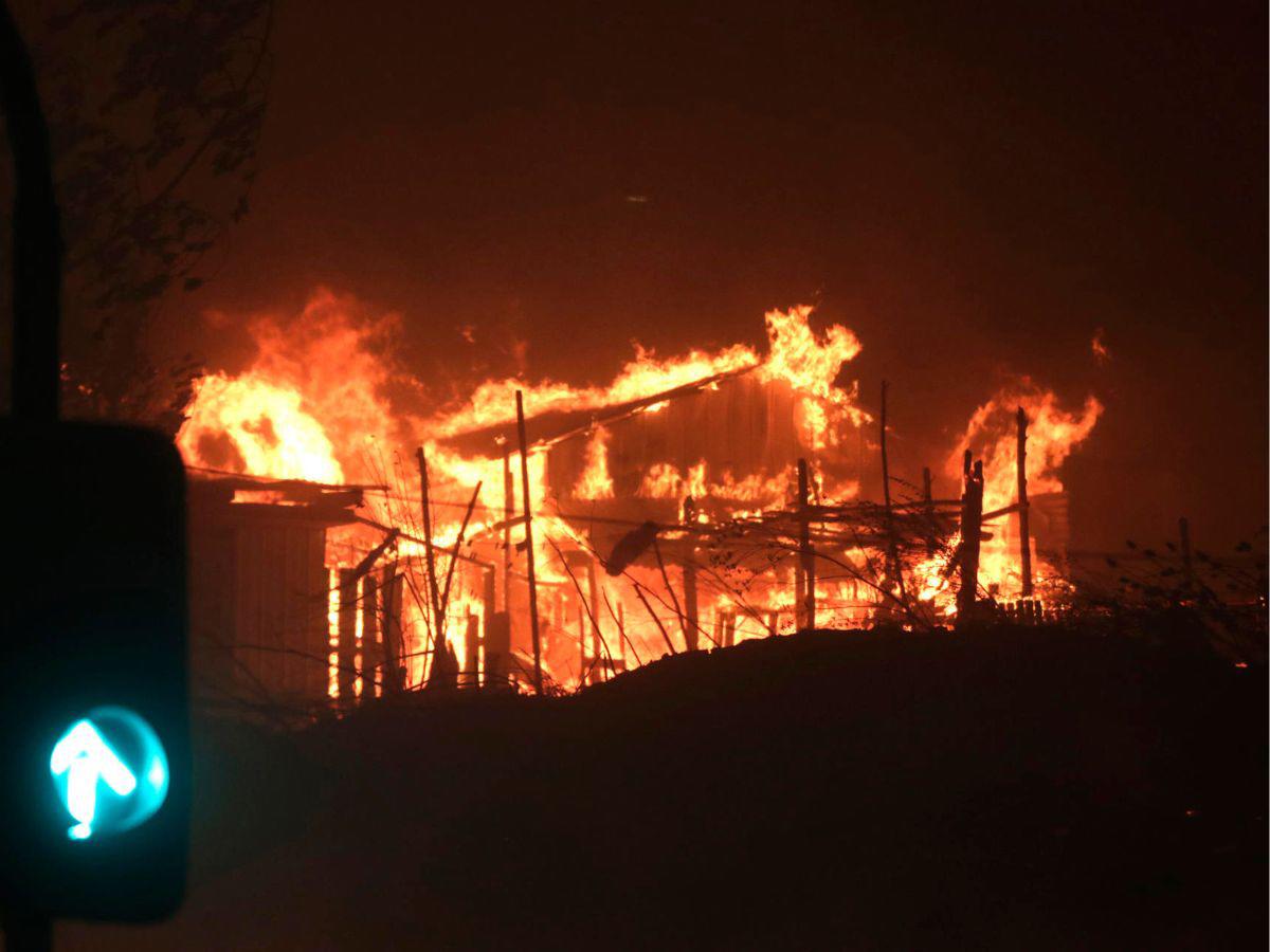 Ya son 16 los muertos: las apocalípticas imágenes de los incendios forestales en Chile