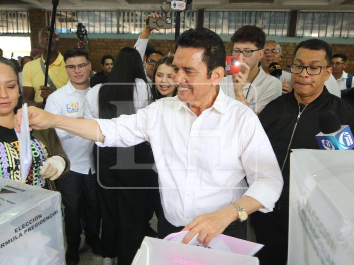 Acompañado de Salvador Nasralla, Eliseo Castro llega a ejercer su derecho al voto