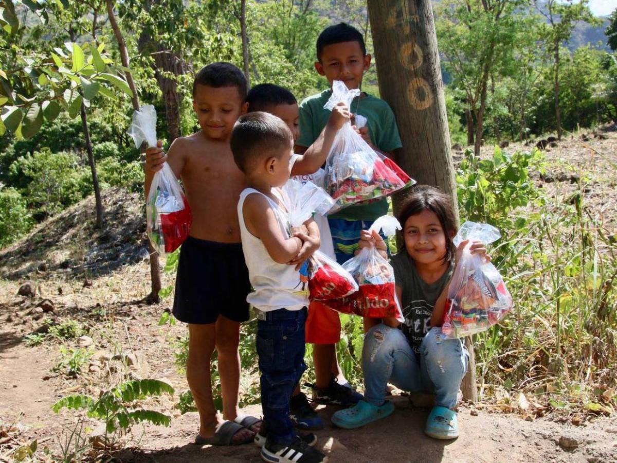 Con dulces que llegan al corazón, EL HERALDO y sus lectores alegran a los niños del Corredor Seco