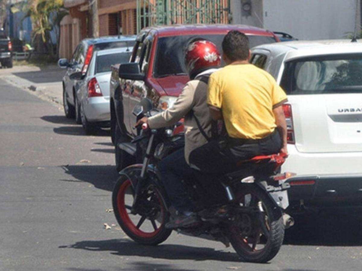 ¿En qué municipios prohíben la circulación de dos hombres en moto y cuáles son sus multas?