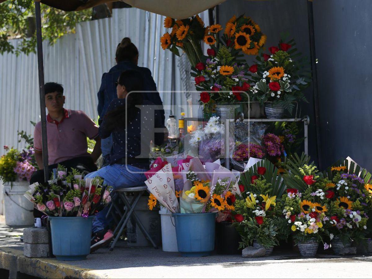 Flores, tazas y globos: así se vive el Día del Amor y la Amistad en la capital