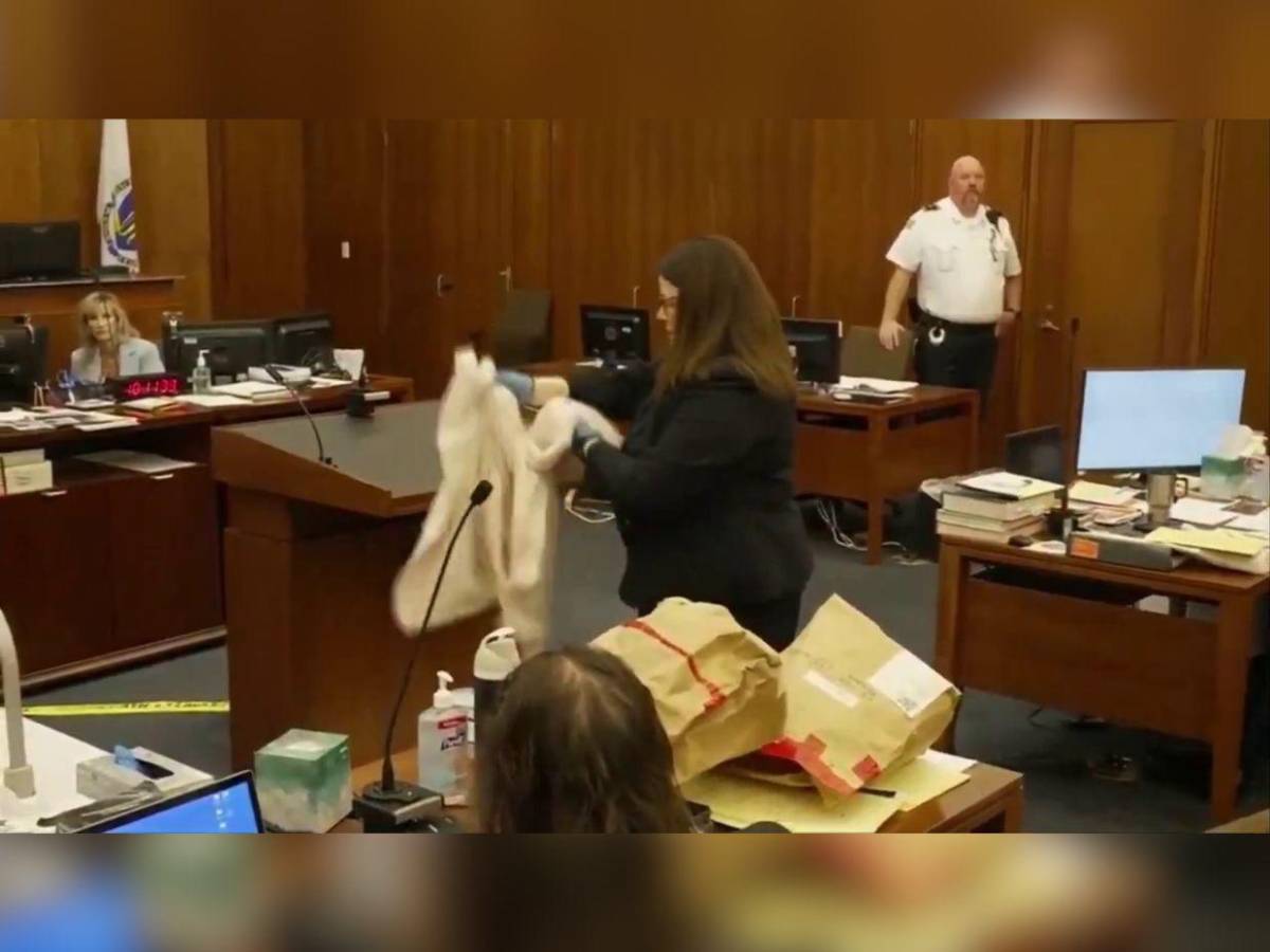 Lindsay Clancy rompe en llanto durante juicio al escuchar cómo intentaron salvar a su bebé