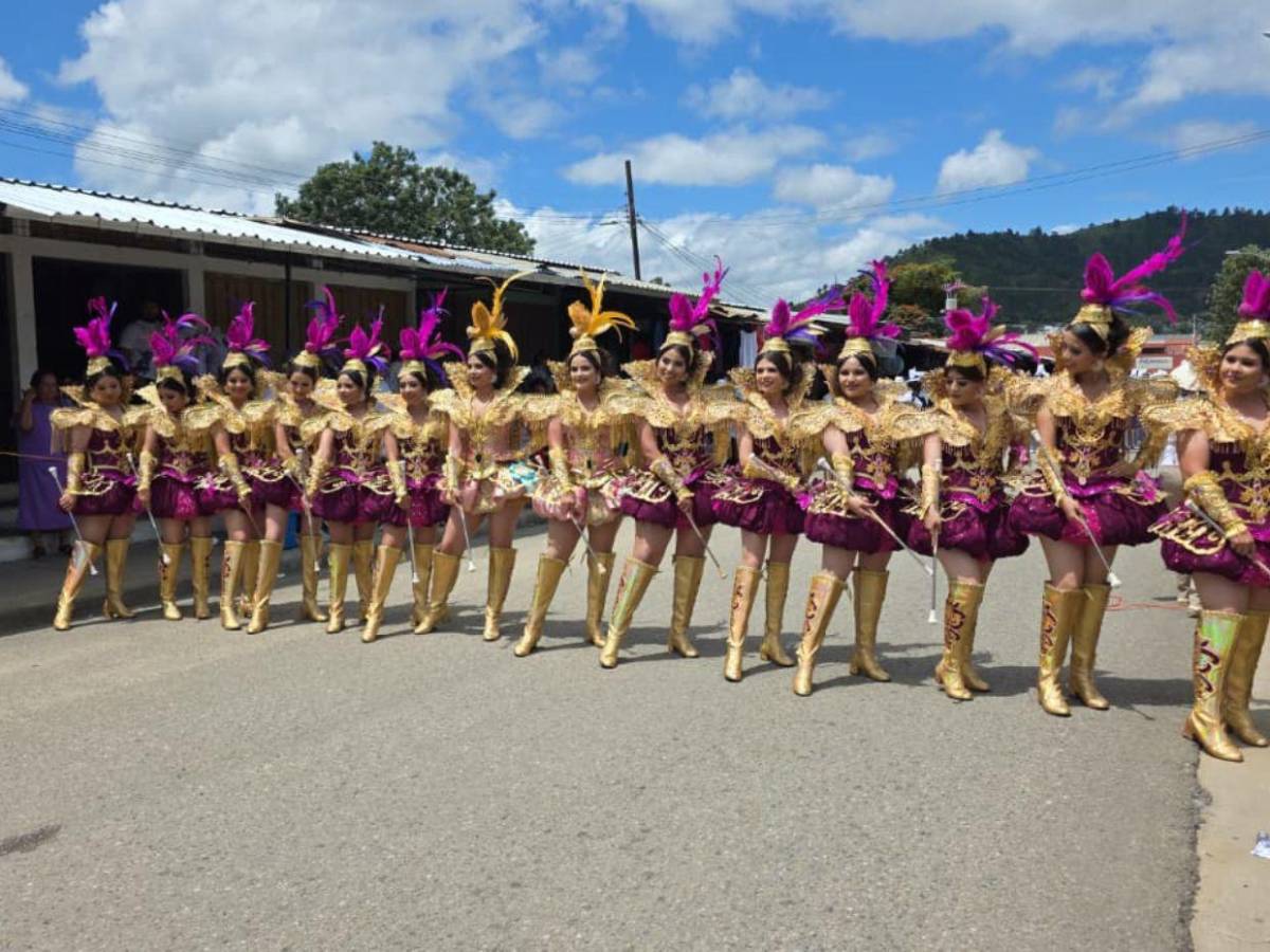 Palillonas del Instituto Cosme García de Danlí vuelven a deslumbrar en los desfiles patrios
