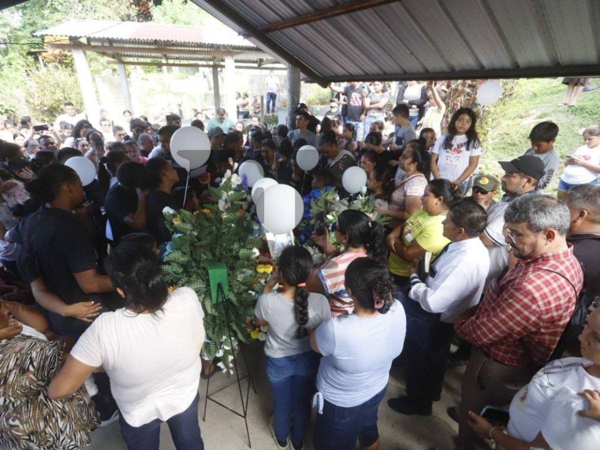 Con multitudinario entierro dan último adiós a Sebastián Serrano, menor muerto en accidente en Omoa