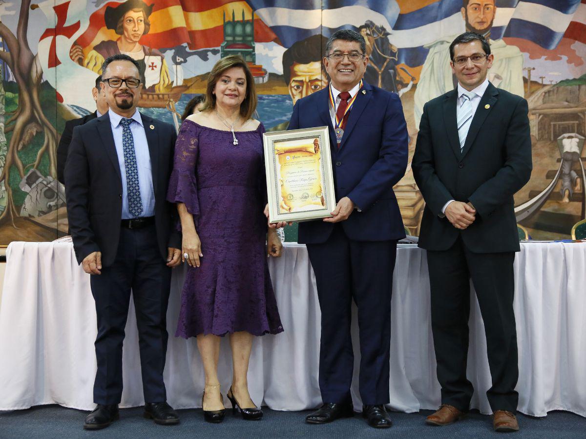 El vicerrector de la UPNFM, Bartolomé Chinchilla; la esposa del homenajeado, Elena Guadalupe Pérez; el escritor Candelario Reyes y el director ejecutivo de la Fundaupn, Jinmy Bertrand.