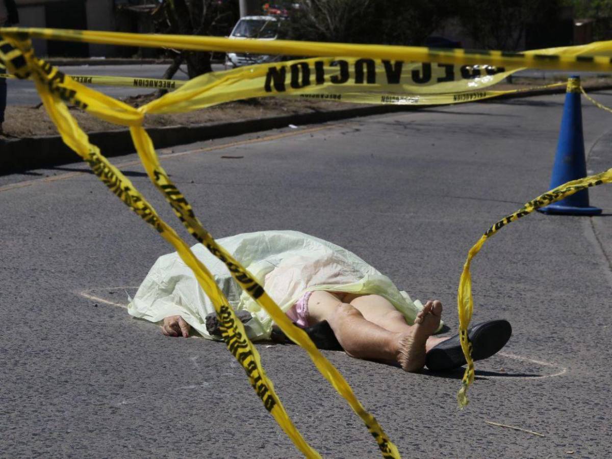 A pocos metros del puente peatonal murió arrollada señora en el anillo periférico