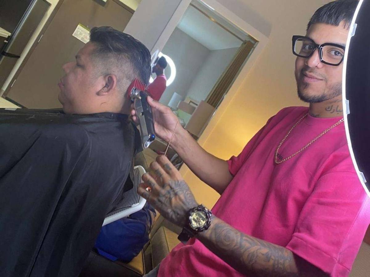 Anuar junto a Isael Gutiérrez, dueño y manager de Grupo Firme.