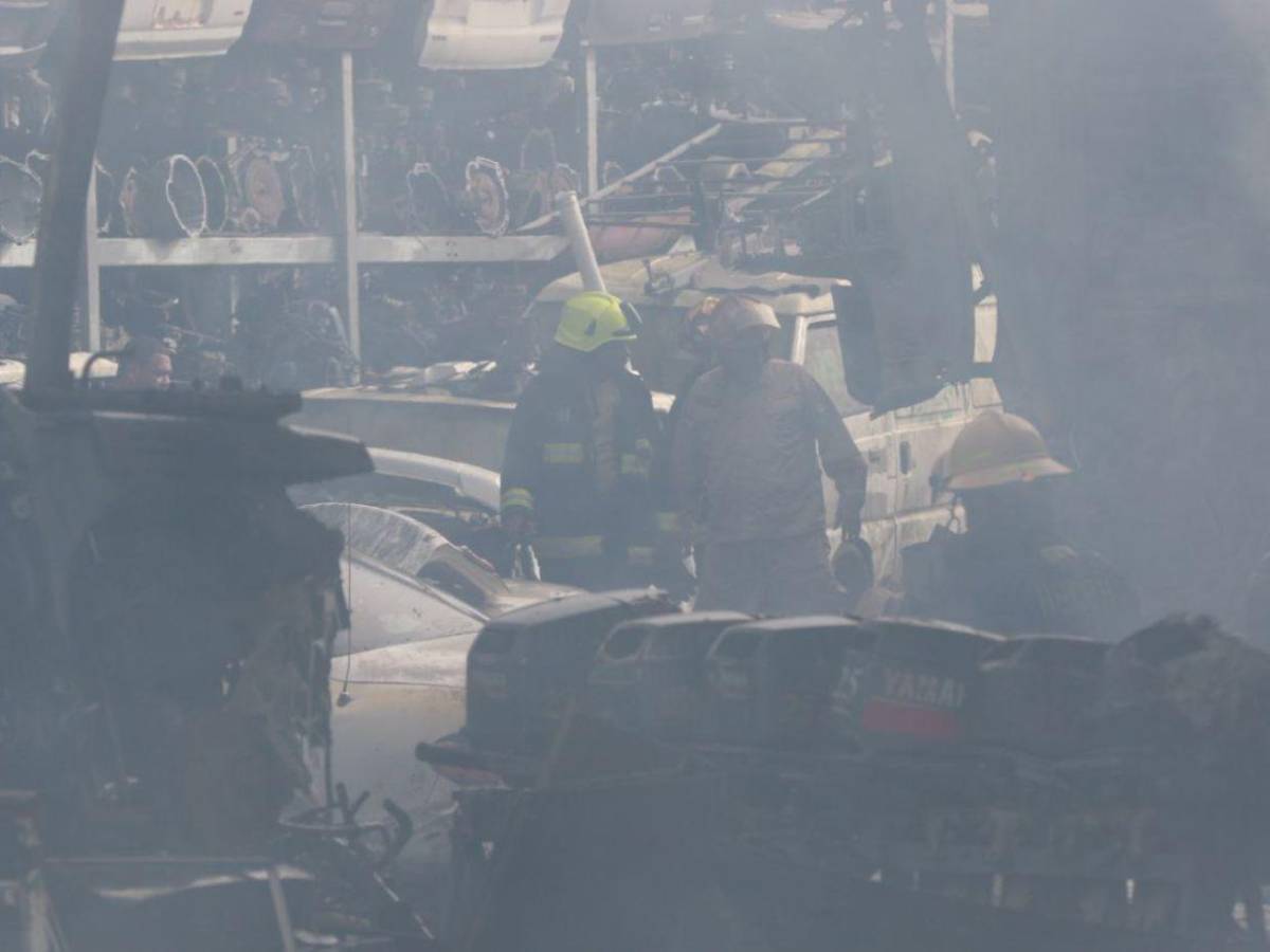 Vehículos calcinados y pérdidas cuantiosas: imágenes del incendio en yonker de Santa Ana