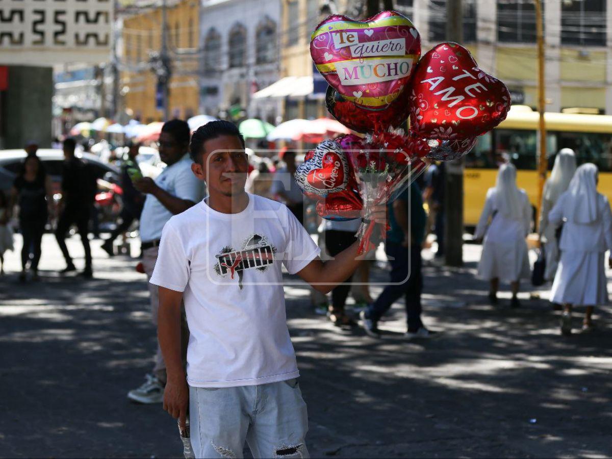 Flores, tazas y globos: así se vive el Día del Amor y la Amistad en la capital