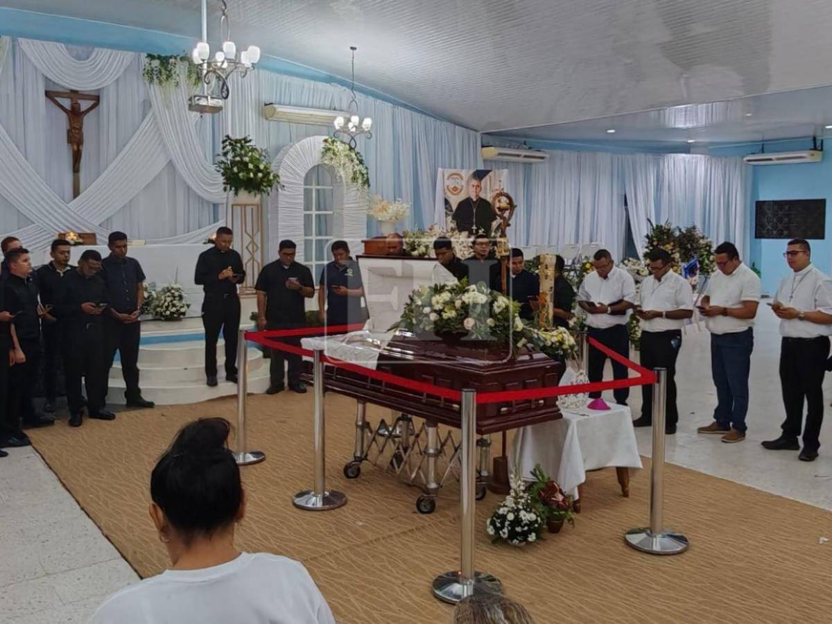 Feligreses se despiden de monseñor Teodoro Gómez en su velatorio en Choluteca