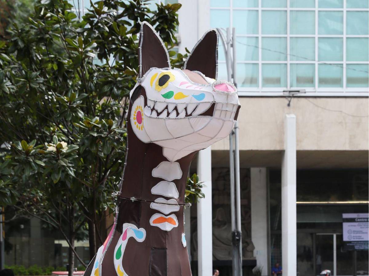 Gigantescas obras de arte llenan de vida Ciudad de México para el Día de Muertos